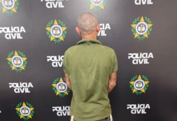 Homem que abusou de criança de 2 anos durante serviço em residência é preso