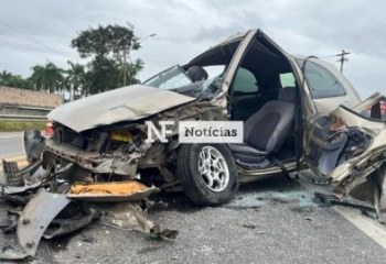 Grave colisão entre carro e caminhão canavieiro deixa motorista ferido na BR 101, em Campos