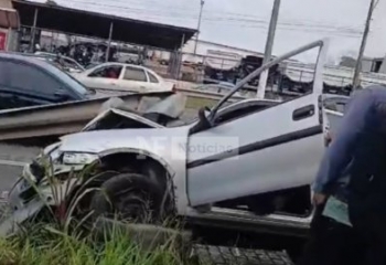 Colisão de carro contra guard-rail deixa um ferido na BR 101 em Campos
