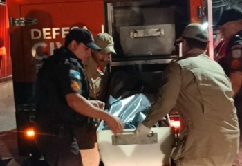Jovem morre e adolescente fica ferido em violenta batida de moto contra poste em Campos