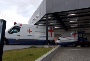 Colisão de moto contra muro deixa homem em estado grave, em Campos