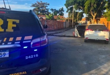 PRF recupera carro furtado após perseguição em Campos