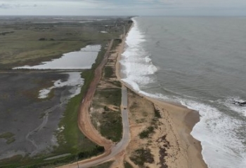 Defesa Civil monitora áreas impactadas por ressacas em Farol de São Tomé