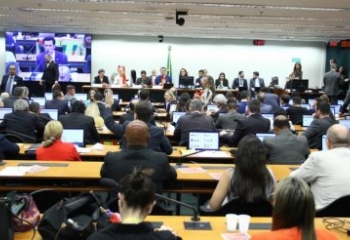 Comissão da Câmara aprova PEC do fim da 6x1 que reduz jornada para 40 horas
