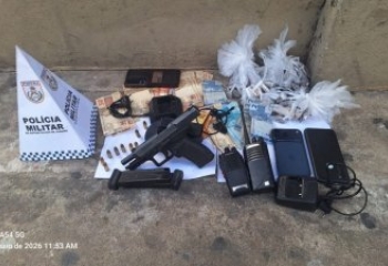 Trio é preso pela PM com pistola, rádios e drogas em Campos 
