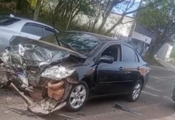Colisão entre dois carros deixa três homens feridos em Campos