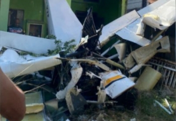 Avião cai em área residencial e piloto morre na Baixada Fluminense