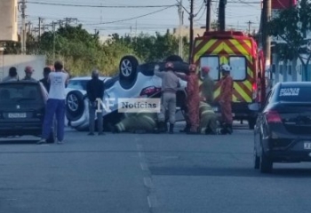 Colisão seguida de capotagem deixa mulher gravemente ferida em Campos