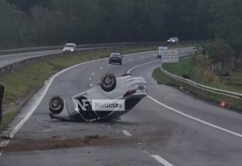 Motorista perde o controle e capota com carro na BR-101 em Campos