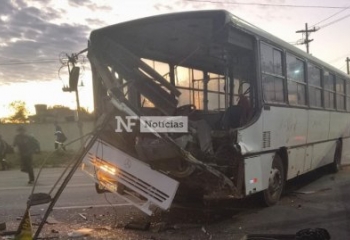 Colisão entre carreta e ônibus deixa trânsito lento na BR-101, em Campos