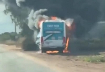 Ônibus fica destruído após pegar fogo em São João da Barra 