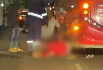 Acidente entre ônibus e bicicleta deixa mulher ferida em Campos