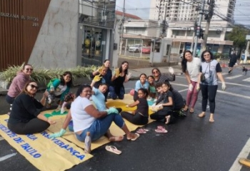 Fiéis se reúnem no Centro de Campos para a confecção dos tradicionais tapetes de Corpus Christi
