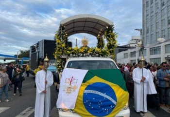 Milhares de fiéis participam da celebração de Corpus Christi no Centro de Campos