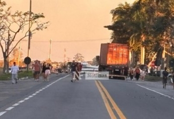Carga de carreta tomba e causa grande congestionamento na BR-101 em Campos 
