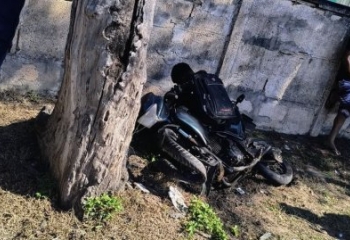 Homem é socorrido em estado grave após moto colidir contra árvore