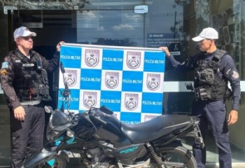 Motociclista é flagrado sem capacete na RJ-224 e acaba detido com moto roubada