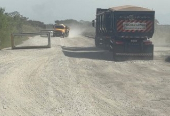 Motoristas enfrentam péssimas condições após nova paralisação de obras na Estrada dos Ceramistas