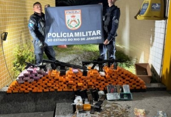 PM apreende dois fuzis, pistolas e mais de 160 kg de maconha 