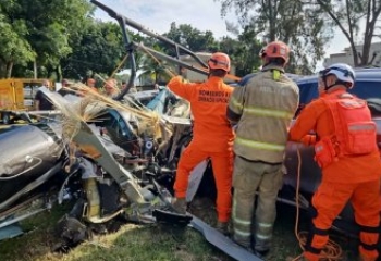 Choque entre helicópteros deixa seis mortos e provoca incêndio, no Rio