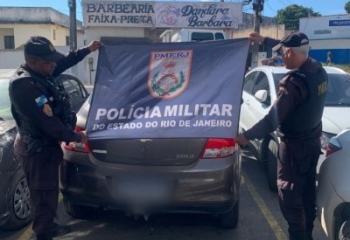 Carro com registro de roubo é encontrado abandonado em Campos 