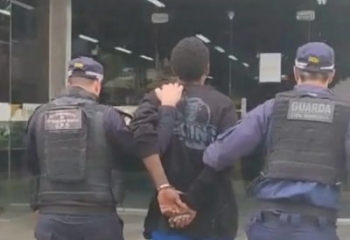 Homem é detido pela GCM após furtar mochila e jogar pedras em trabalhador no Centro