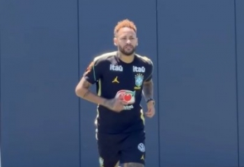 Neymar vai a campo e faz atividade pela primeira vez em 30 dias