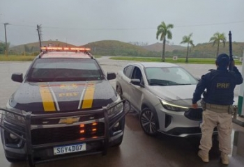 PRF apreende carro com registro de roubo durante ação na BR-101