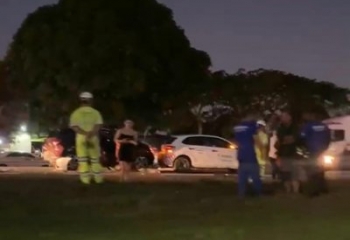Engavetamento envolvendo quatro carros interdita faixa da BR-101 em Campos