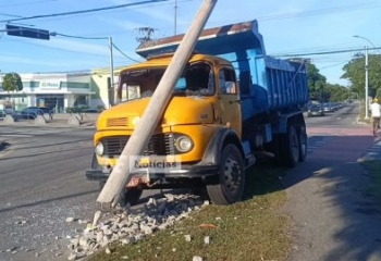 Caminhão derruba poste em cruzamento movimentado de Campos