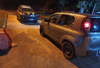 Carro com registro de roubo é recuperado pela PRF em Campos 