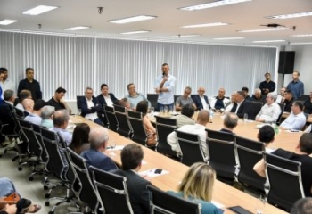 Douglas Ruas se reúne com 53 prefeitos do RJ 
