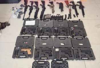 Despejo em loja de armas revela arsenal com pistolas, carabinas e espingardas em Campos
