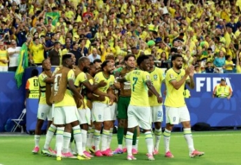 Copa do Mundo: Brasil faz 3 na Escócia e avança em 1º