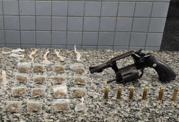 Criminosos fogem e PM apreende arma e drogas em Campos 