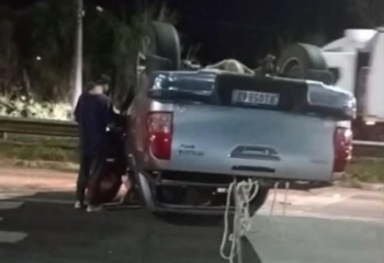 Caminhonete capota após colisão na BR-101 em Campos 
