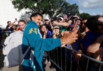 Com festa da torcida, Seleção Brasileira desembarca em Houston para o mata-mata