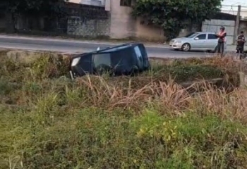 Carro cai em valão próximo a shopping em Campos