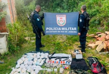 PM apreende réplica de fuzil, granadas e drogas em imóvel usado pelo tráfico