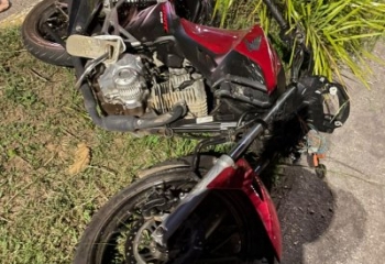 Dois suspeitos são presos após roubo de moto e acidente durante fuga em Campos