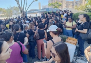 Servidores da Educação fazem manifestação na Prefeitura de Campos 