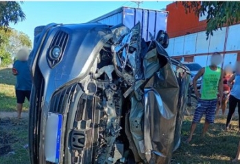 Acidente entre carro e van deixa um ferido na BR-101, em Campos