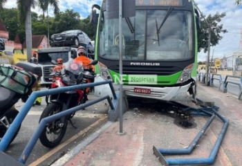 Ônibus invade ciclovia para evitar colisão com carro em Campos 