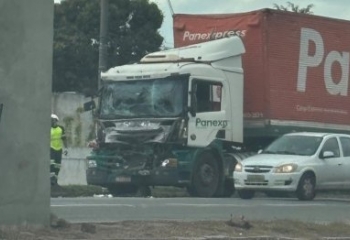 Acidente envolvendo duas carretas interdita faixa da BR-101 em Guarus