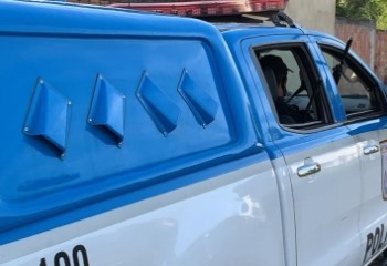 Taxista é rendido por dupla em moto e tem carro roubado