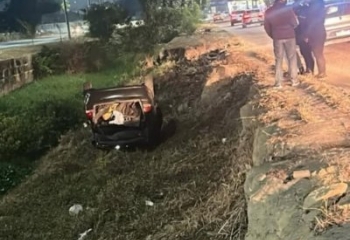 Carro cai em valão próximo a shopping em Campos