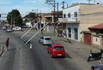 Estrutura de semáforo cai em cruzamento movimentado da Baixada Campista