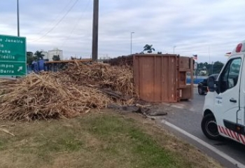 Caminhão de cana tomba no Trevo do Índio e causa congestionamento 
