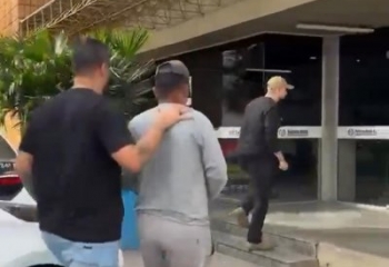 Polícia prende foragido por homicídio enquanto trabalhava em obra em Campos 