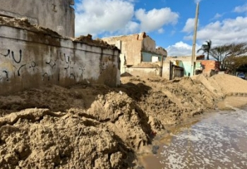 Defesa Civil realiza ação emergencial para conter avanço do mar em Atafona